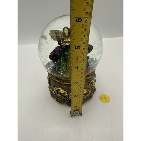St. Nicholas Square Angel Musical Snow Globe “Angels We Have Heard On High” - Picture 4 of 5